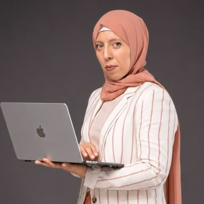 Amina Ouadday, ingénieure process et IA, son ordinateur à la main